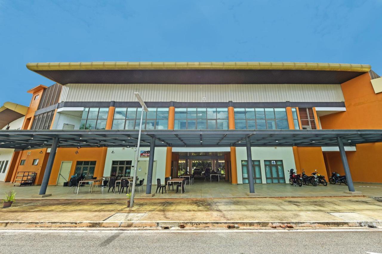 Capital O 90614 Cvia Ummul Hotel Padang Besar Bagian luar foto